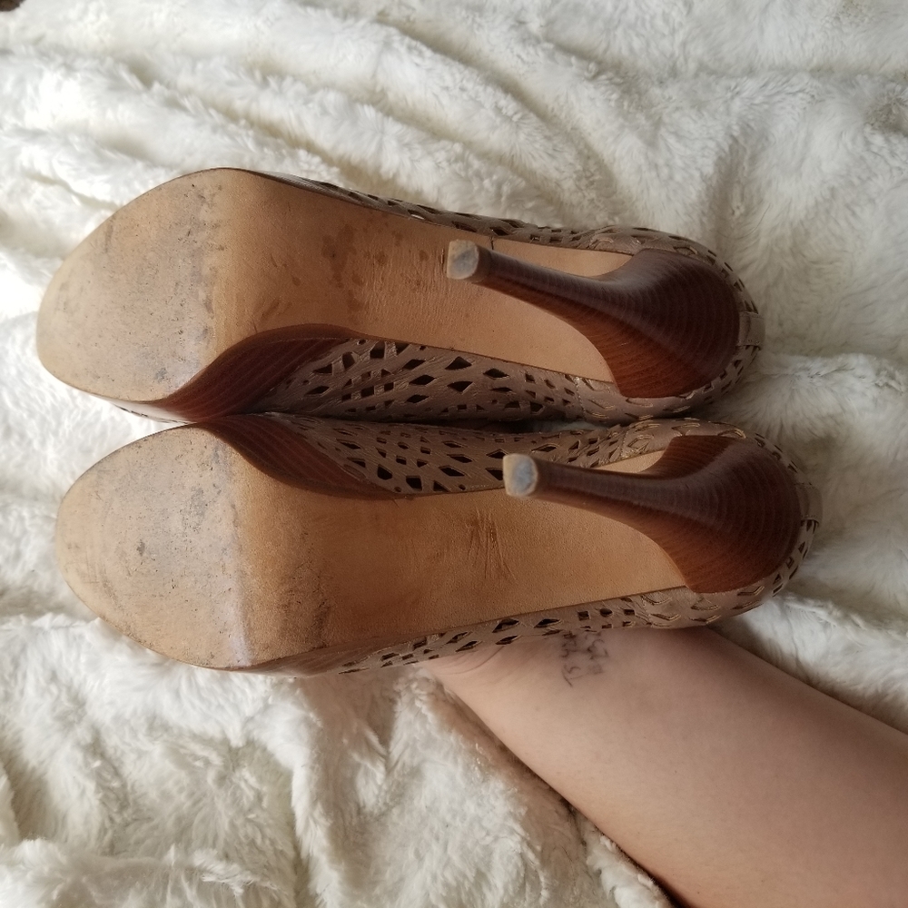 Stuart Weitzman Platform Gold Lattice Heels 8.5m - image 7